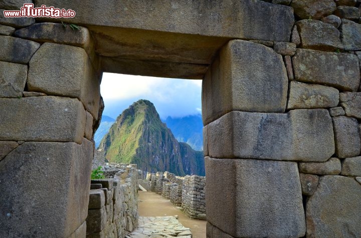 Immagine Scorcio di Machu Picchu, Perù - Un suggestivo panorama delle vette andine che circondano il sito di Machu Picchu visto dall'interno di un edificio in pietra all'interno della zona rurale - © orangecrush / Shutterstock.com