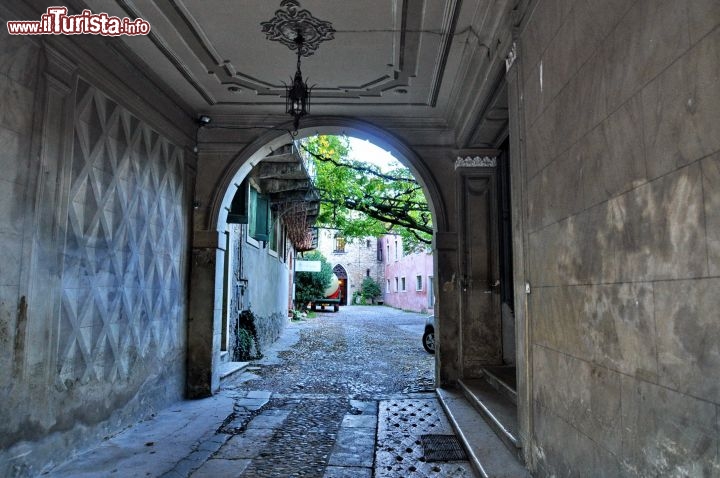 Immagine Scorcio di una coorte interna nel centro storico del borgo di Soave, la Bandiera Arancione ad est di Verona, nel Veneto occidentale