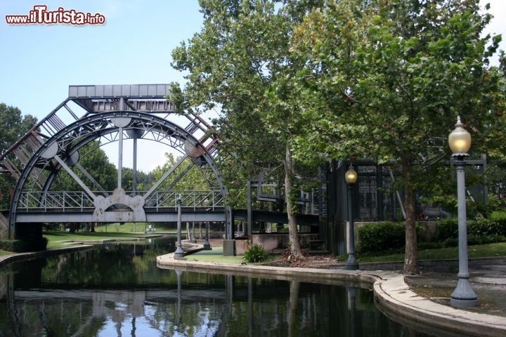 Immagine Un parco di New Orleans, Louisiana - La Big Easy non è solo famosa per il jazz, la cucina e per essere una città multietnica ma anche per gli spazi verdi con viali alberati dove querce e lecci si innalzano imponenti contribuendo ad arricchire il paesaggio. In questa immagine, uno scorcio su uno dei tanti parchi che si trovano nel centro della città americana - © LUCARELLI TEMISTOCLE / Shutterstock.com