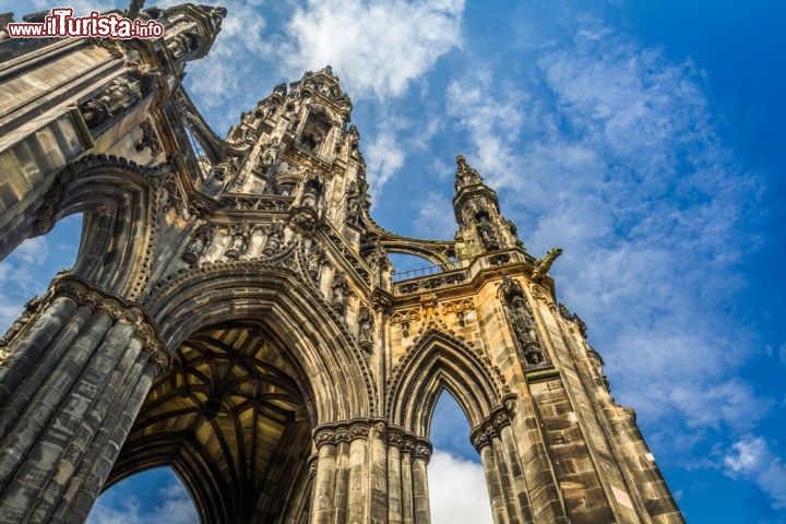 Immagine Scott Monument Edimburgo: è un monumento vittoriano, quindi in neogotico, dedicato allo scrittore scozzese Sir Walter Scott. Si trova in Princes Street Gardens nella capitale della Scozia - © Shaiith / Shutterstock.com