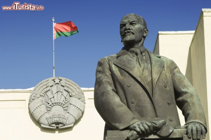 Immagine A Minsk, capitale della Bielorussia, la statua di Lenin se ne sta ancora impettita in Piazza Indipendenza (Ploscha Nezalezhnastsi), di fronte al Palazzo del Governo dove sventola la bandiera nazionale rossa e verde. Sulla stessa piazza si affaccia la bella Chiesa Cattolica Polacca dei santi Simeone e Elena - © CnOPhoto / Shutterstock.com