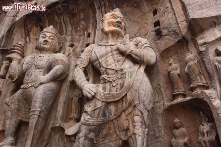 Immagine Le imponenti sculture presenti nelle grotte di Longmen a Luoyang in Cina. Si stima che le statue e le grotte scavate fossero più di 100.000. Oggi alcune sculture sono state riportate alla loro originale posizione, ma moltissime altre rimangano disperse in collezioni provate - © gary yim / Shutterstock.com