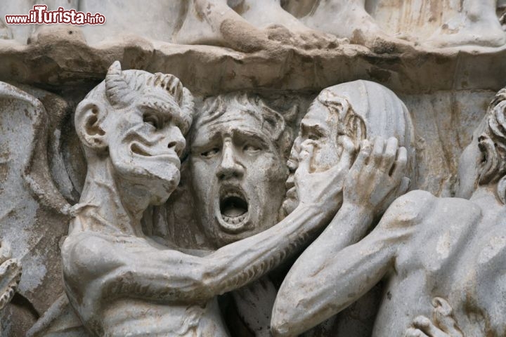 Immagine Sculture sulla facciata della Cattedrale di Orvieto, uno dei capolavori gotici dell'Umbria - © zebra0209 / shutterstock.com