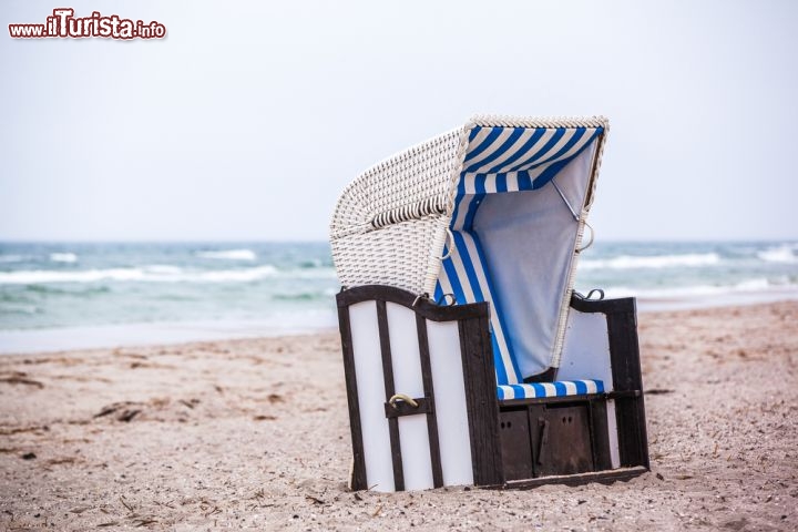 Immagine Tipica sdraio su di spiaggia del mar Baltico, battuta dal vento. Siamo nella zona di Graal Muritz in Germania - © Axel Lauer / Shutterstock.com