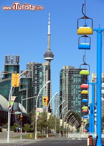 Immagine La seggiovia di Toronto e la Skyline della città vista dall'Exhibition Place. Siamo nella cpaitale dell'Ontario in Canada - © ValeStock / Shutterstock.com