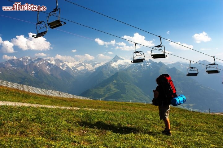 Immagine Seggiovia sulla Kitzbuheler Alpen con panorama su monti Hohe Tauern (Alti Tauri) in Austria - © Daniel Prudek / Shutterstock.com