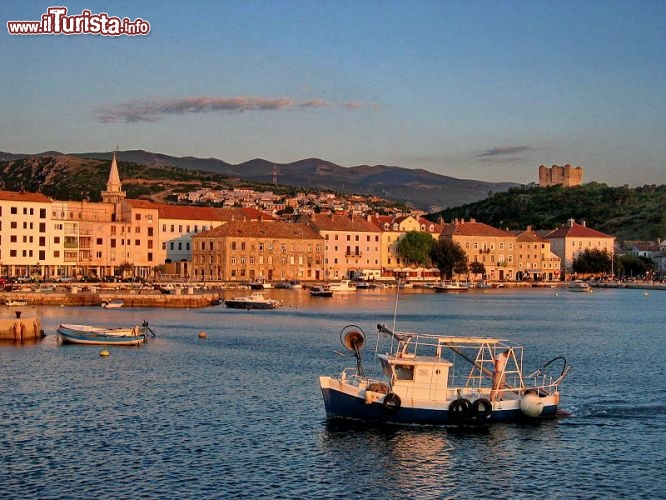 Immagine Segna, il villaggio sulla costa della Croazia, fotografato al tramonto. Ci troviamo nella Regione di Lika Senj.