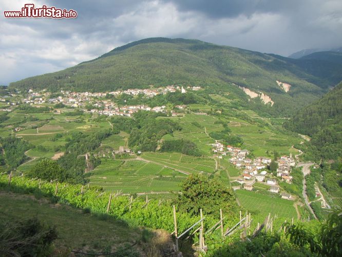 Immagine Il villaggio di Segonzano fotografato dalla località Faver, in Val di Cembra.