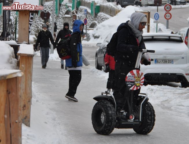 Immagine Segway, il particolare mezzo di trasposto in azione sulle strade de Les Deux Alpes, in Francia. E' possibile noleggiare il Segway e provare di persona questo divertente modo di spostarsi!