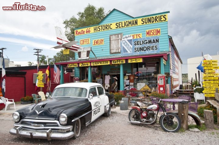 Immagine Seligman (Arizona) la famosa stazione di servizio sulla Historic 66 Route USA. Si pensa che la Pixar si sia ispirata a questa cittadina come modello per la città di Radiator Springs, nel cartone animato Cars - © Raffaella Calzoni / Shutterstock.com