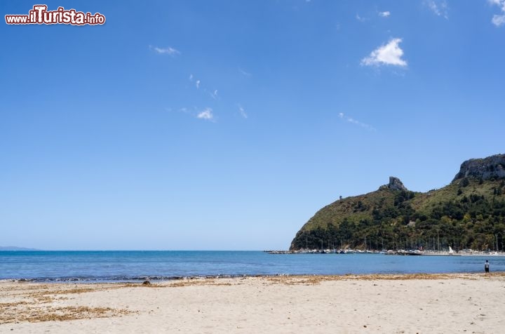 Immagine La Sella del Diavolo, il particolare promontorio separa la baia degli Angeli di Cagliari dalla spiaggia del Poetto - © marmo81 / shutterstock.com