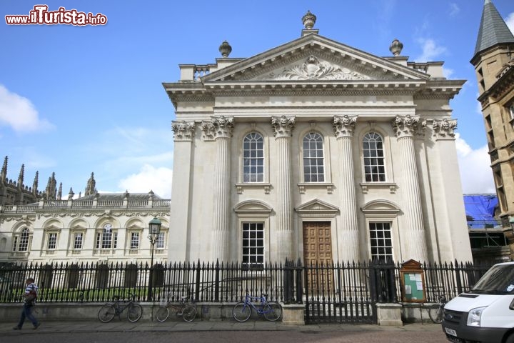 Immagine Senate House a Cambridge, Inghilterra - Costruita in maestoso stile neoclassico, la Senate House dell'Università di Cambridge è oggi utilizzata soprattutto per cerimonie di diploma. L'edificio, situato nel cuore della città britannica fra i college King's e Gonville e Caius, fu disegnato dall'architetto James Gibbs e costruito fra il 1722 e il 1730 utilizzando pietre dell'isola di Portland © Alastair Wallace / Shutterstock.com