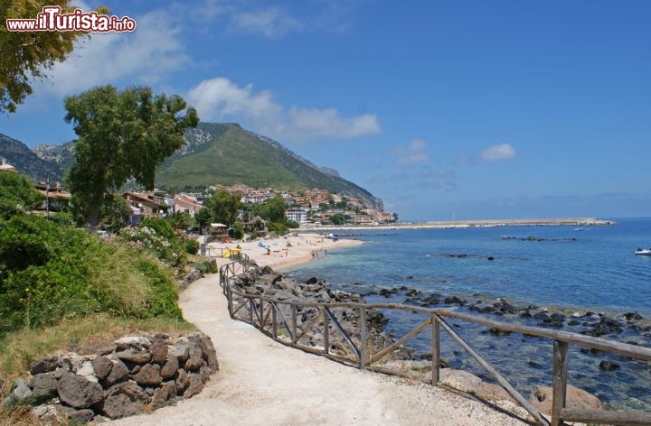 Immagine Sentiero lungo il mare a Cala Gonone in Sardegna  - © Alan Kraft / Shutterstock.com