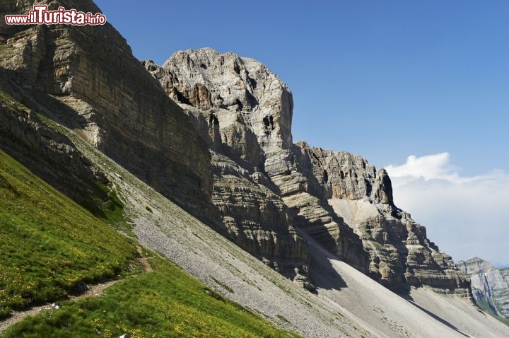 Immagine Sentiero in costa verso la Pietra Grande, la grande no9ntagna che si trova a nord-est della valle del Sarca, tra Madonna di Campiglio e il passo di Campo Carlo Magno - © m.bonotto / Shutterstock.com