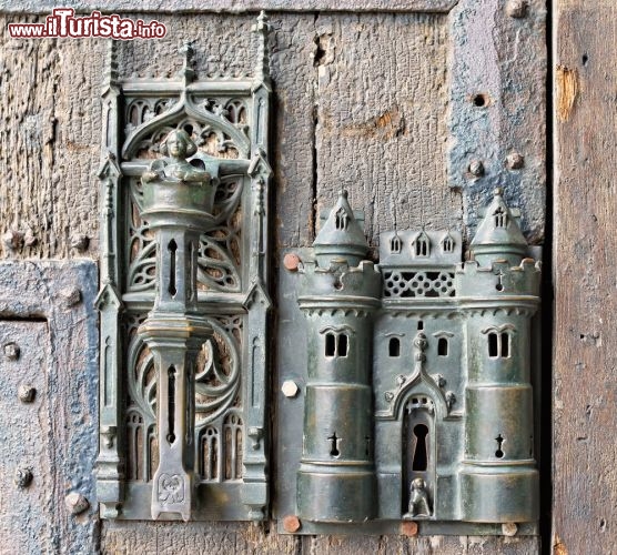 Immagine Serratura gotica di un palazzo a Mons, in Belgio - © skyfish / Shutterstock.com
