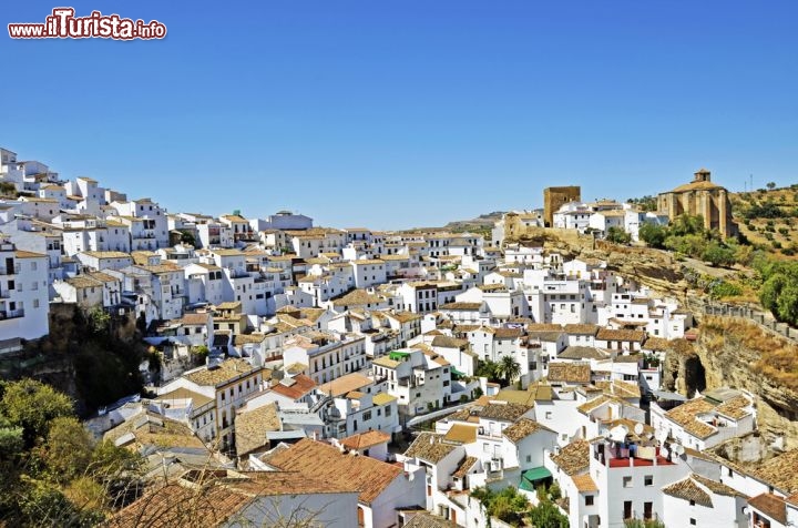 Immagine Scorci del pueblo blanco di Setenil de las Bodegas, uno dei borghi più suggestivi dell'entroterra della provincia di Cadice, in Andalusia - © Neftali / Shutterstock.com