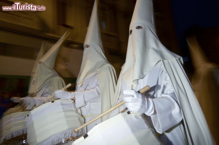 Immagine A Saragozza si celebra la Settimana Santa in grande stile sin dal XIII secolo, e ancora oggi nel periodo pasquale si riversano in città 100 mila visitatori ogni anno, per prendere parte alle processioni e alle cerimonie solenni, ma anche per assaporare l'arte, il divertimento e la gastronomia locale. La festa è di Interesse Turistico Nazionale - © pedrosala / Shutterstock.com