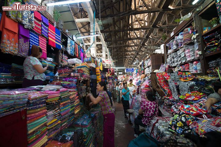 Immagine Settore di stoffe e abbigliamento al Bogyoke Aung San Market di Yangon, Birmania.