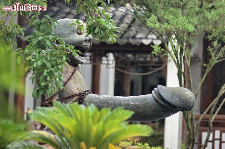 Immagine Il China Sex Museum a Tongli in Cina. La statua fallica dell'ingresso