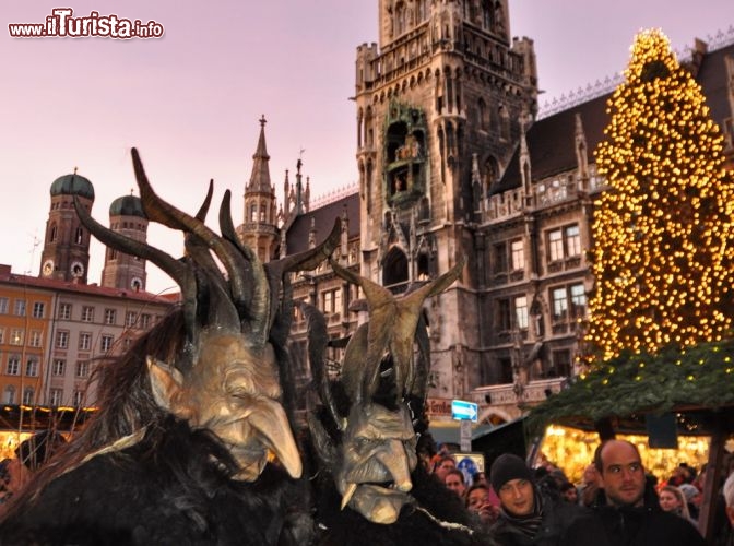 Immagine La sfilata dei Krampus al Mercatino di Natale a Monaco di Baviera - Durante il periodo dell'Avvento sulla Marienplatz, per due domeniche si svolge al tramonto la grottesca sfilata delle tradizionali maschere dei Krampus, delizia per i fotografi e momento un pò tenebroso per i bambini, che vedono sfilare questi "mostri" per le vie del centro