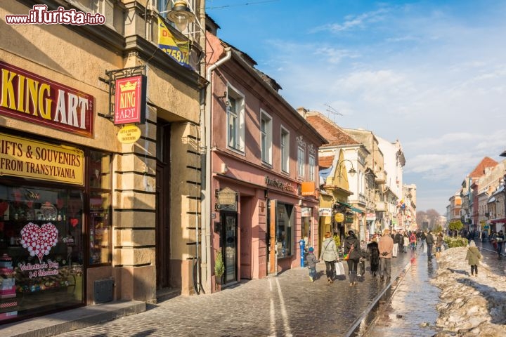 Immagine Shopping a Brasov, Romania - Se un tour a Brasov significa visitare castelli, villaggi e natura incontaminata, prima di lasciare questa bella cittadina che sorge nel cuore della Transilvania non si può non passeggiare lungo le sue  vie pedonali alla ricerca di qualche souvenir caratteristico da portarsi a casa: fra prodotti di artigianato locale e altri tipici della gastronomia rumena non c'è che l'imbarazzo della scelta © Radu Bercan / Shutterstock.com