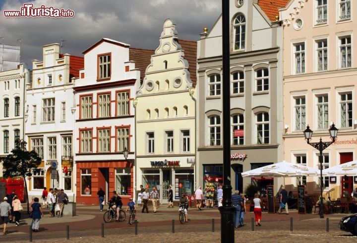 Immagine Shopping a Wismar in Germania: questa storica citta della Lega Anseatica è resa particolare dallo stile gotico dei suoi edifici in mattoni, così particolari da avere contribuito all'inserimento di questo borgo portuale tra i patrimoni dell'Umanità dell'UNESCO - © Bastian Kienitz / Shutterstock.com