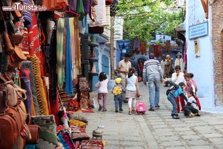 Immagine Shopping nella medina di Chefchaouen in Marocco - © Philip Lange / Shutterstock.com