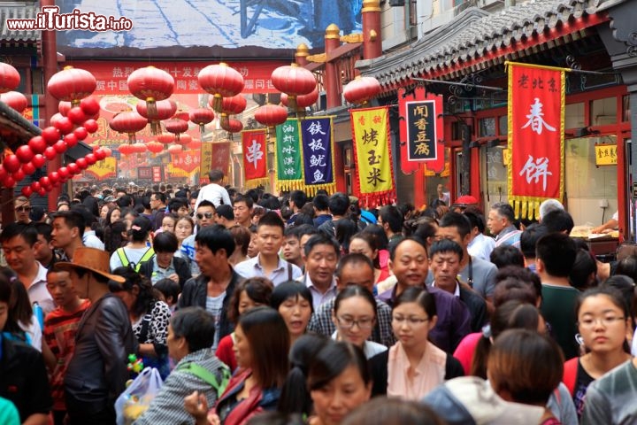 Immagine Shopping sulla Wangfujing di Pechino, Cina - Con il suo nome che significa letteralmente "pozzo del palazzo del principe" (perchè vi fu scoperto un pozzo di acqua dolce), Wangfujing è uno dei più famosi viali di Pechino dedicato allo shopping e situato nel distretto di Dongcheng. Per quasi tutta la sua lunghezza, il viale è vietato al traffico veicolare © testing / Shutterstock.com