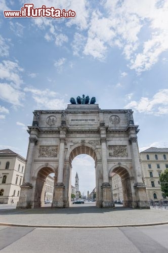 Immagine Siegestor, l'Arco di Trionfo a Monaco Baviera: la Porta della Vittoria, celebra il trionfo della Baviera contro Napoleone ed è dedicata a Ludovico I. Sull cima si trova una quadriga, condotta da dei leoni - © Anibal Trejo / Shutterstock.com