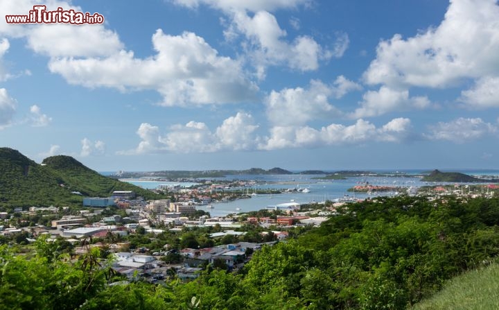 Immagine Simpson Bay a Sint Marteen: qui si trova la capitale della metà olandese, Philipsburg  - © 118314385 / Shutterstock.com