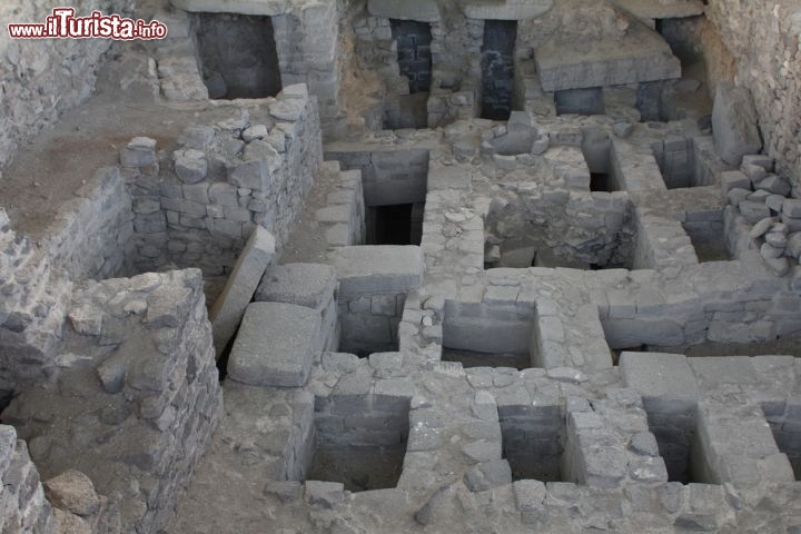 Immagine Il sito archeologico di Wari, Ayacucho - A 2750 metri sul livello del mare sorge il complesso archeologico di Wari, un'area di circa 2200 ettari con testimonianze che appartengono alla cultura che fiorì in queste terre fra il VI° e l'XI° secolo d.C. Il sito è diviso in sezioni costituite da costruzioni in pietra e mattoni crudi rivestiti da un sottile strato di intonaco dipinto di rosso e bianco. Interessante il sistema di acquedotti e fogne sotterranei. Il sito è a 22 km a nord di Ayacucho © onedrop / Shutterstock.com