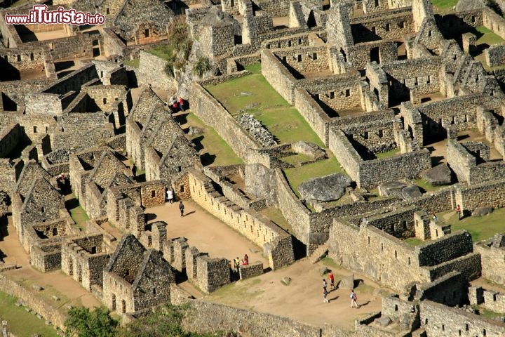 Immagine Fotografia aerea del sito archeologico di Machu Picchu, Perù  - Patrimonio mondiale dell'Unesco, questa fortezza andina si trova a circa 2430 metri sul livello del mare. Le rovine si ergono a metà strada fra gli omonimi monti e quelli di Huayna Picchu sviluppandosi su una superficie edificata di circa di 530 metri di lunghezza e 200 di larghezza con 172 edifici costruiti sull'area. I resti, qui fotografati dall'alto, si trovano all'interno del Santuario Storico di Machu Picchu che custodisce e protegge specie in via d'estinzione e vari siti di epoca inca - © P.Zonzel / Shutterstock.com