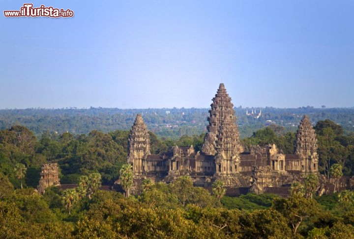 Immagine Il Sito archeologico. Patrimonio dell'Umanità dell'UNESCO a Angkor Wat in Cambogia, rimane circondato da una fitta foresta tropicale - © M R / Shutterstock.com