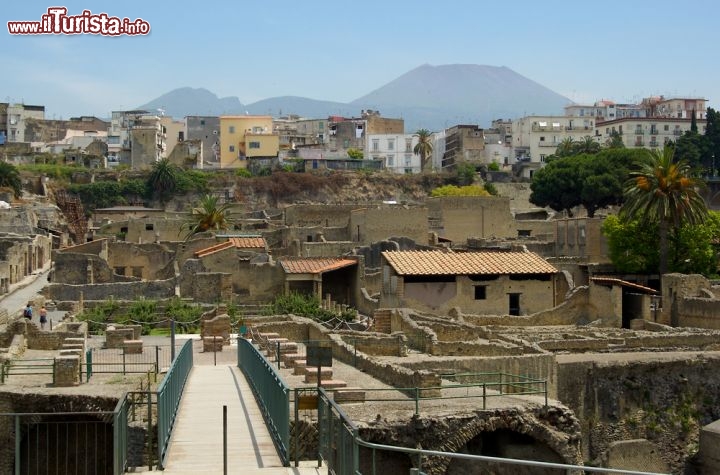 Immagine Sito archeologico di Ercolano e città sullo sfondo insieme al profilo del Vesuvio - © witchcraft / Shutterstock.com
