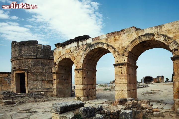 Immagine Sito archeologico di Hierapolis in Turchia: questo Patrimonio UNESCO si trova vicino a Pamukkale, nell'Anatolia occidentale - © Mayer Vadim / Shutterstock.com