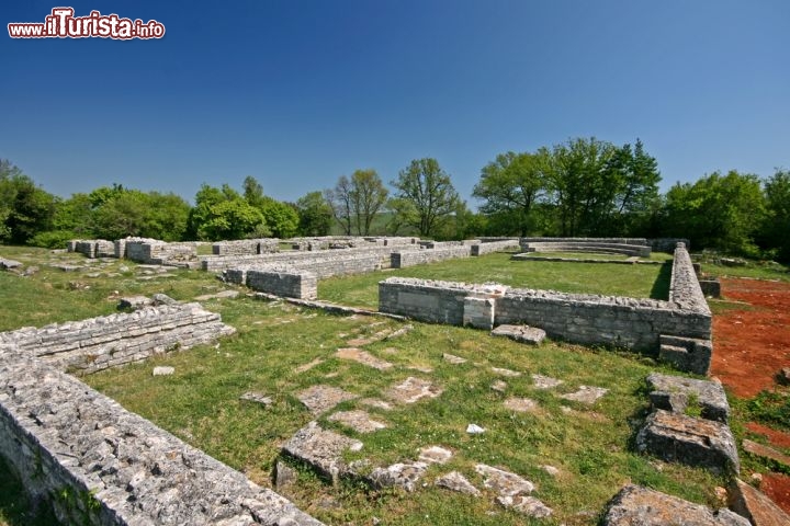 Immagine Sito archeologico di Nezactium, Istria (Croazia) - L'arte ad Istria non è certo un di più ma semmai una parte fondamentale per la collettività, importante quanto le sue spiagge. In particolare nel sito archeologico di Nezactium si possono ammirare i risultati degli scavi fatti da equipe di esperti, che hanno portato in luce diversi aspetti appartenenti alle civiltà istriane e non precedenti. Il risultato rappresenta nell'attualità un museo a cielo aperto i cui percorsi espositivi proposti in modo eccellente, fanno immergere chiunque in un tempo più antico e al tempo stesso che porta con sè tutto il ricordo di una Croazia lontana - © lero / Shutterstock.com