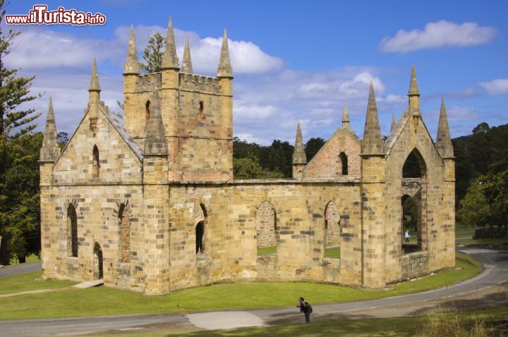 Immagine Il Sito storico (Heritage Site) di Port Arthur, la ex Colonia Penale vicino ad Hobart in Tasmania. Si tratta del primo insediamento in Australia, qui fu creata una cittadina che doveva accogliere i galeotti inglesi che avevano scelto di avere una seconda occasione nei nuovi possedimenti australiani della corona britannica. Oggi il sito consete di comprendere le fasi iniziali della colonizzazione dell'Oceania e possiede anche un fascino paesaggistico notevole - © ITSMYWAYS / Shutterstock.com