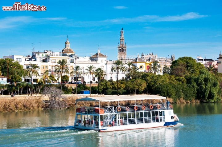 Immagine Una veduta del fiume Guadalquivir e dei palazzi sivigliani dal quartiere di Triana, storico quartiere popolare della città, da sempre abitato da marinai e operai e noto per avere dato i natali a toreri e ballerini di flamenco - © Alexander Demyanenko / Shutterstock.com