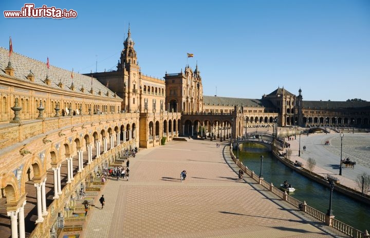 Immagine La Piazza di Spagna (Plaza de España), a Siviglia, si trova all'interno del Parco di Maria Luisa ed è uno dei gioielli dell'architettura neo-moresca andalusa. L'accesso è libero, ma i cancelli vengono chiusi alle 22 per evitare atti di vandalismo - © Concept Photo / Shutterstock.com