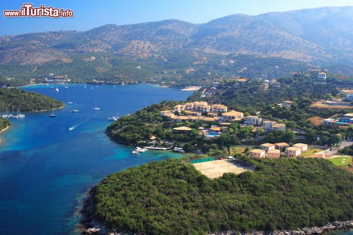 Immagine Sivota si trova vicino a Igoumenitsa, e offre alcune delle spiagge più belle dell'Epiro in Grecia - © Netfalls - Remy Musser / Shutterstock.com 