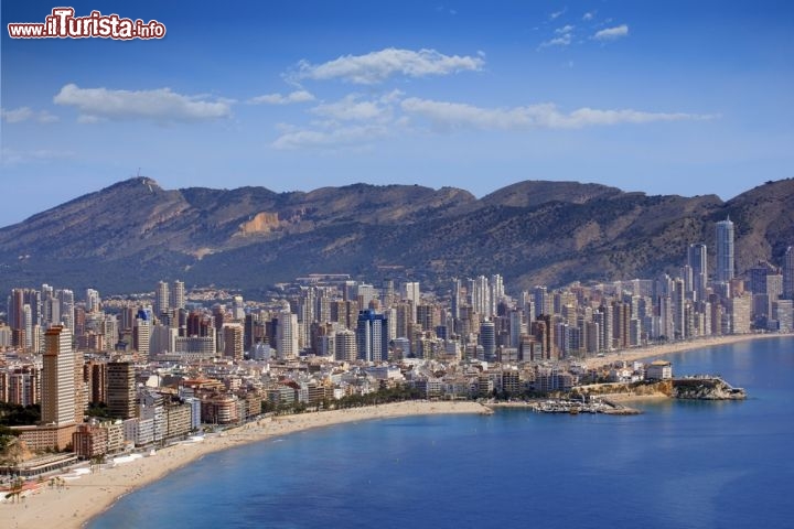 Immagine La ricca Skyline di Benidorm, la famosa spiaggia della Spagna - © Lledo / Shutterstock.com