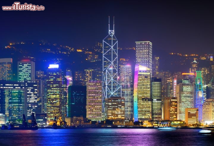 Immagine La Skyline di Hong Kong, una classica fotografia notturna della città della Cina - © Sean Pavone / Shutterstock.com