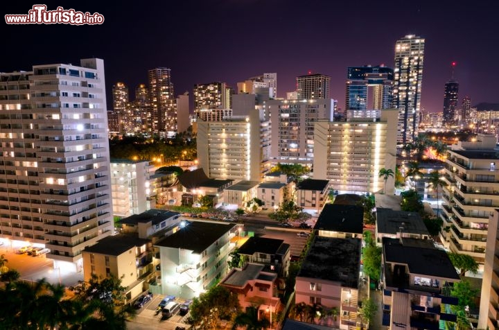 Immagine La Skyline di Honolulu. Ci troviamo non distante da Waikiki Beach, e qui si trova il fulcreo della vita nottirna dell'isola di Oahu, isole Hawaii - © Andreas Koeberl / Shutterstock.com