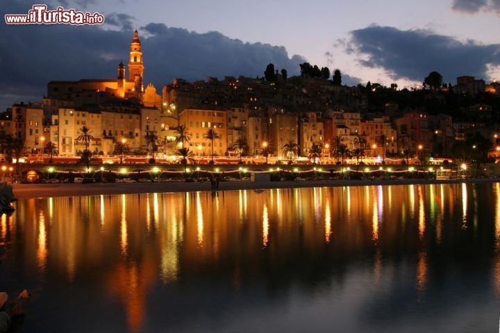 Immagine La skyline di Menton, di notte visibili i riflessi sulla Costa Azzurra Francia - © titus manea / Shutterstock.com