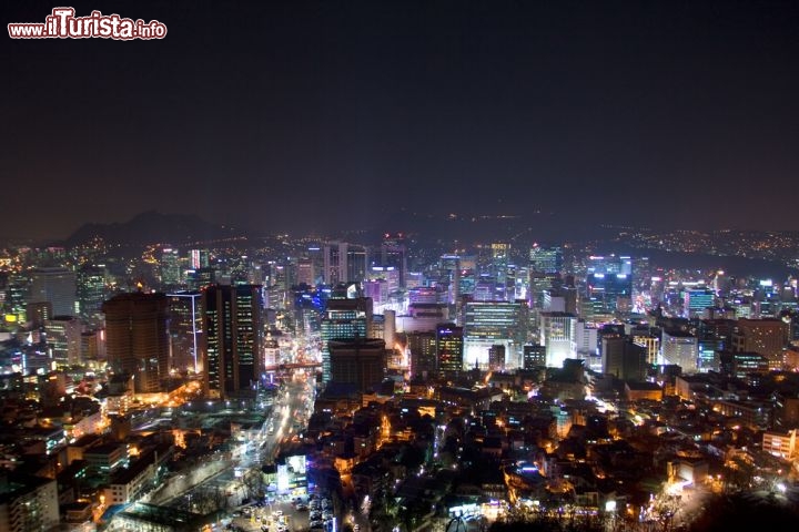 Immagine La splendida skyline di Seul (Seoul by night) la capitale della Korea del Sud - © Mika Heittola / Shutterstock.com