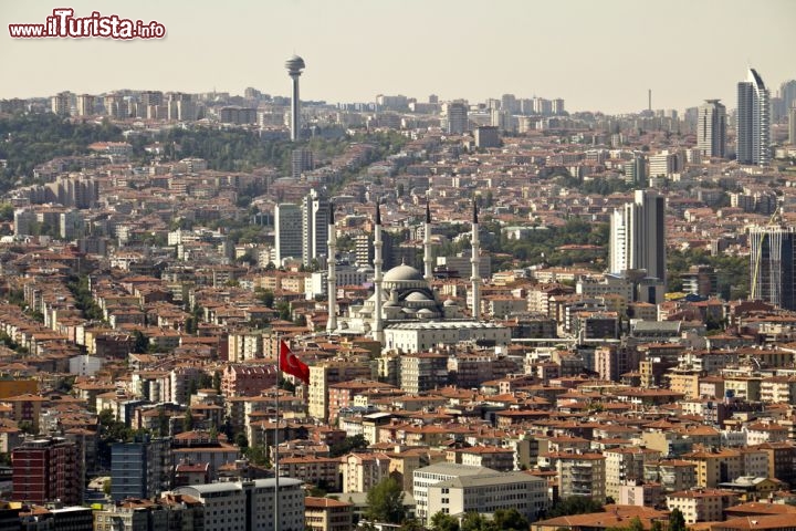 Immagine Skyline di Ankara la capitale della Turchia al centro dell'Anatolia - © Mesut Dogan / Shutterstock.com