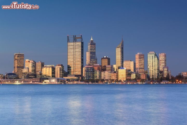 Immagine Skyline di Perth, Australia Occidentale, al calar del sole. In questa località spiagge di sabbia soffice incontrano la vivace metropoli brulicante di locali e ristoranti. 129198317