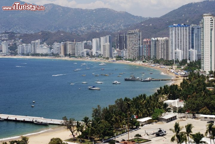Immagine Skyline e spiaggia di Acapulco in Messico, stato del Guerrero. In primo piano una base militare messicana - © Ramunas Bruzas / Shutterstock.com