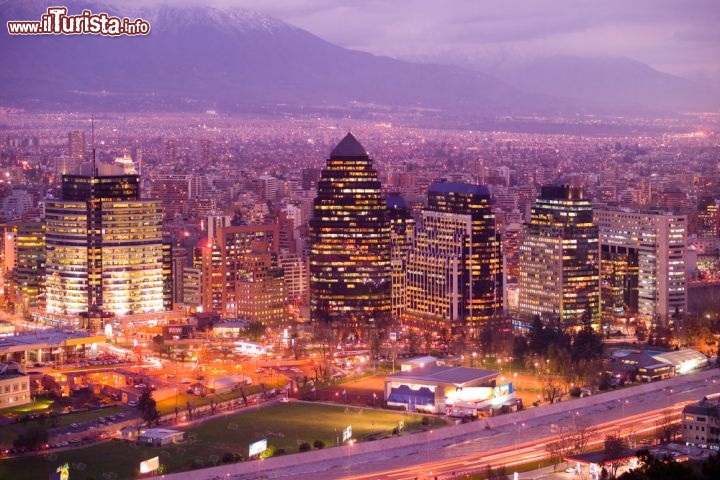 Immagine Skyline notturna di Santiago del Cile, sullo sfondo i pendii della Cordigliera delle Ande - © Tifonimages / Shutterstock.com