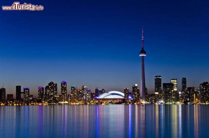 Immagine La Skyline notturna di Toronto con i riflessi sull'omonimo lago. L'edificio più alto è la CN Tower  - © rmnoa357 / Shutterstock.com